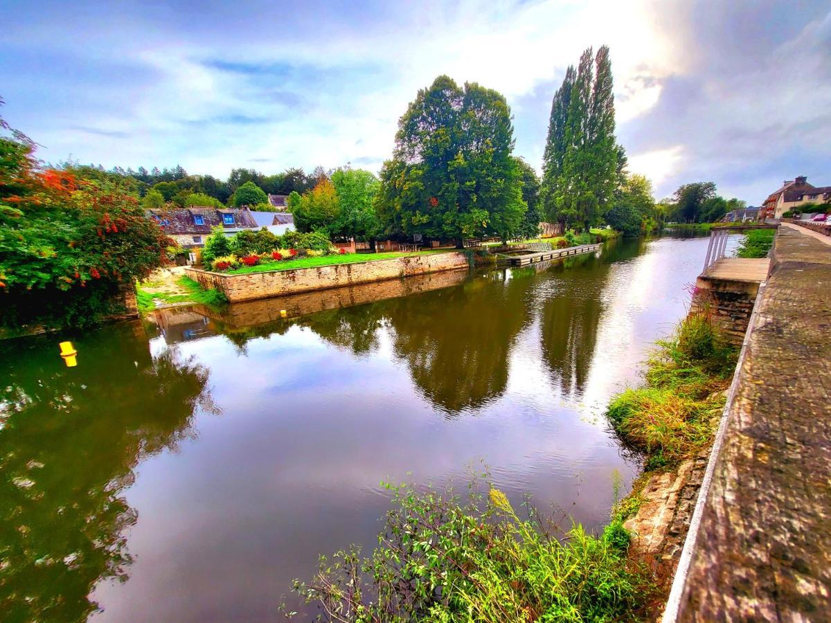 Gite Maisonnette- Et A Cote Coule Une Riviere Josselin Exterior foto