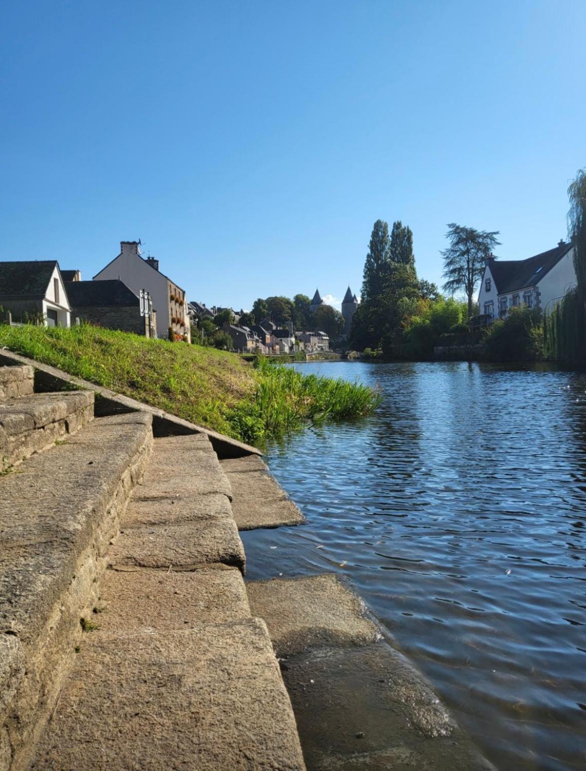 Gite Maisonnette- Et A Cote Coule Une Riviere Josselin Exterior foto